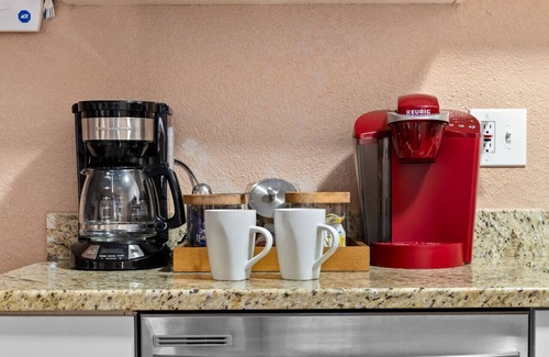 Clearwater House | 10min to Beach | TV in Each BR |Walk To Stores