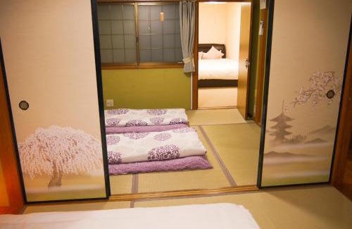 Sumiyoshi House | 10mins train to Namba, 4 mins walk to stn, 2 floors japanese style , 2-8 people
