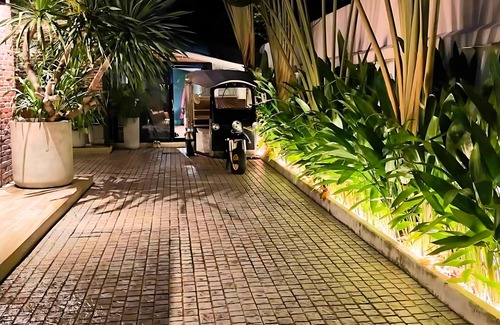 Sukhumvit Villa | 11 Bedrooms city courtyard villa in the center of Bangkok.