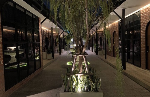 Sukhumvit Villa | 11 Bedrooms city courtyard villa in the center of Bangkok.