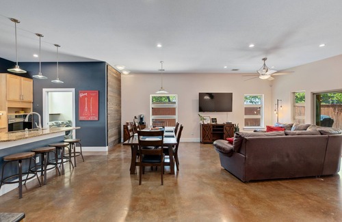 Rosewood House | 11 Beds, Billiards, Hot Tub, Mins From DT & 6TH