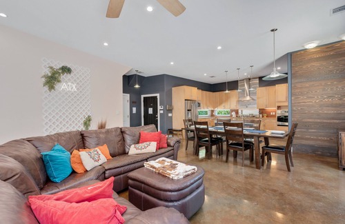 Rosewood House | 11 Beds, Billiards, Hot Tub, Mins From DT & 6TH
