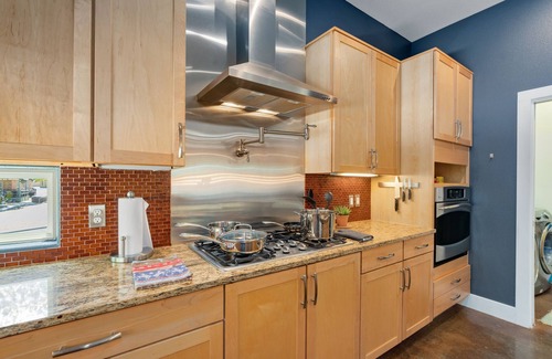 Rosewood House | 11 Beds, Billiards, Hot Tub, Mins From DT & 6TH