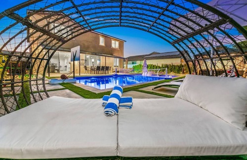 Coachella House | 11 Beds,Pool table,Ping Pong,Volleyball+Basketball