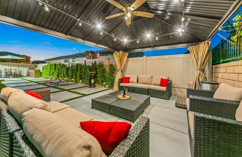 Coachella House | 11 Beds,Pool table,Ping Pong,Volleyball+Basketball