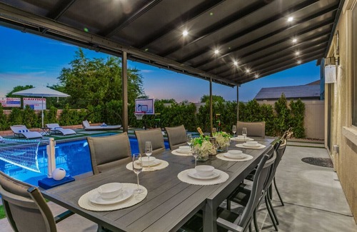 Coachella House | 11 Beds,Pool table,Ping Pong,Volleyball+Basketball