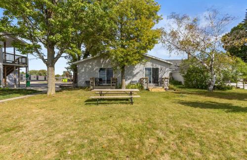 Lake City Hotel | 11 Family Lakefront Studios on Lake Missaukee - Sleeps 40