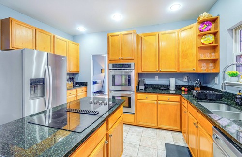 Fort Washington House | 11 Mi to DC: Modern Home w/Deck & Grill!