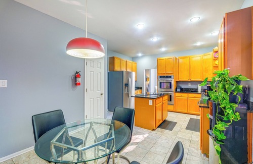 Fort Washington House | 11 Mi to DC: Modern Home w/Deck & Grill!