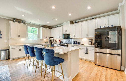 Ben Hill House | 11 Mi to Dtwn: Luxe Atlanta Retreat w/Deck & Yard