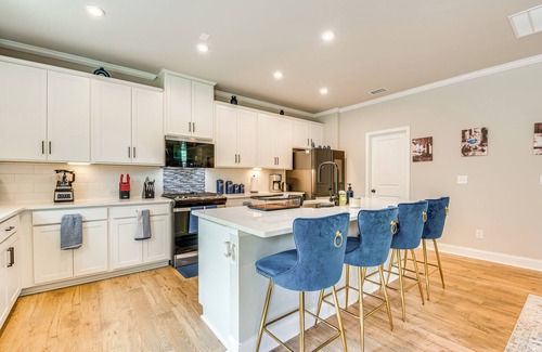 Ben Hill House | 11 Mi to Dtwn: Luxe Atlanta Retreat w/Deck & Yard