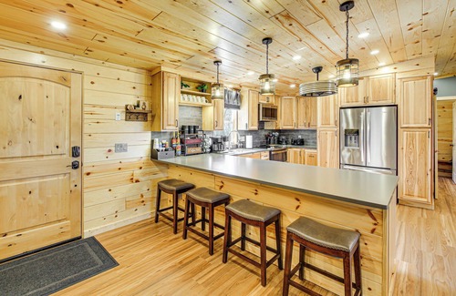 Royal Cabin | 11 Mi to Marina on Lake Hamilton: Cabin Getaway