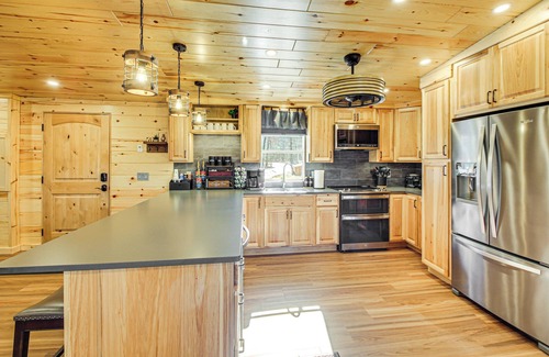 Royal Cabin | 11 Mi to Marina on Lake Hamilton: Cabin Getaway