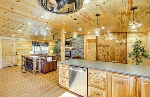 Royal Cabin | 11 Mi to Marina on Lake Hamilton: Cabin Getaway