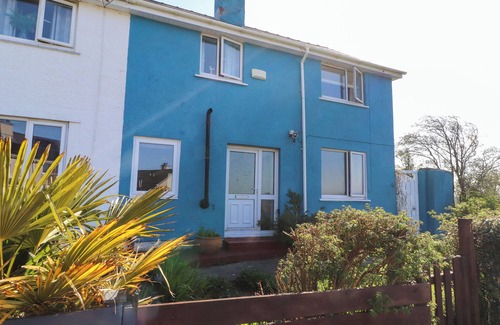 Elim Cottage | 11 PENYGROES, pet friendly, with a garden in Llanddeusant