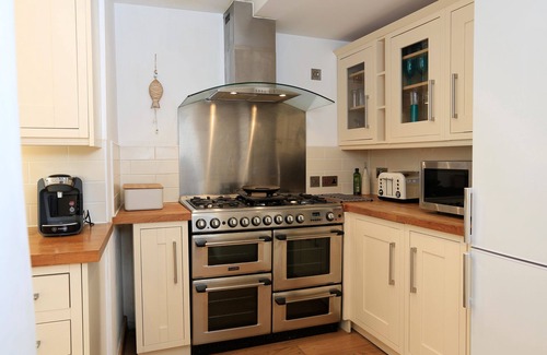 Dartmouth Cottage | 11 RIDGE HILL, family friendly, with a garden in Dartmouth