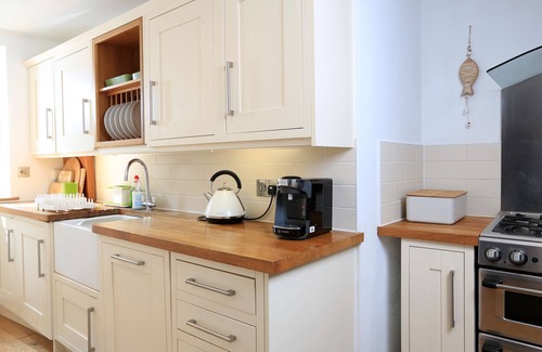 Dartmouth Cottage | 11 RIDGE HILL, family friendly, with a garden in Dartmouth