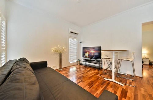 Santa Ana Apartment | 110 - Nostalgic Elegance : Charm in Main St
