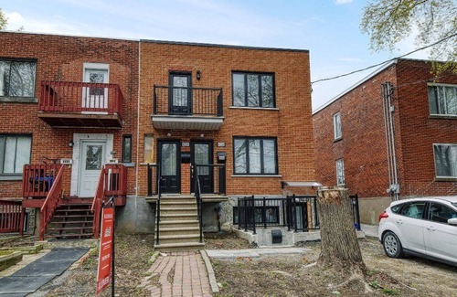 Cote-Des-Neiges—Notre-Dame-De-Grace Apartment | #110 Roomy, Renovated, Gourmet Kitchen & Large Backyard