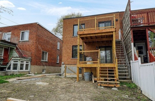 Cote-Des-Neiges—Notre-Dame-De-Grace Apartment | #110 Roomy, Renovated, Gourmet Kitchen & Large Backyard