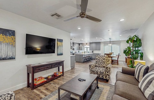 Arts District Condo | 112 m² Condo ∙ 2 bedrooms ∙ 6 guests