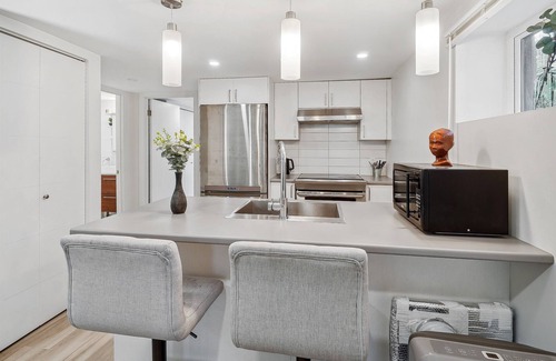 Cote-Des-Neiges—Notre-Dame-De-Grace Apartment | #116 Roomy, Renovated, Cote-Des-Neiges area