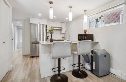 Cote-Des-Neiges—Notre-Dame-De-Grace Apartment | #116 Roomy, Renovated, Cote-Des-Neiges area