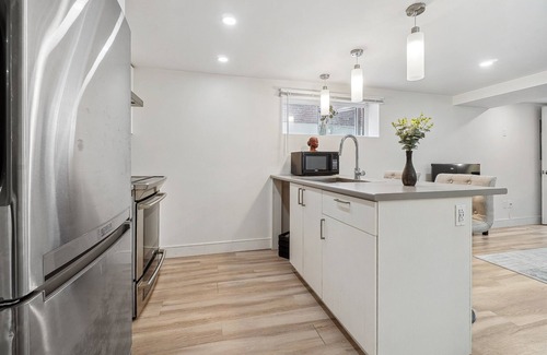 Cote-Des-Neiges—Notre-Dame-De-Grace Apartment | #116 Roomy, Renovated, Cote-Des-Neiges area