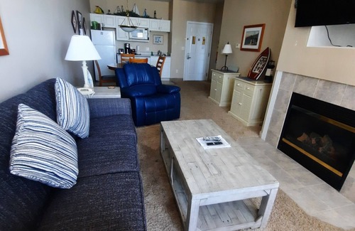 Delavan Lake Condo | 119 - Cozy One Bedroom Lake View
