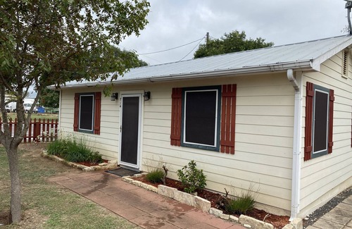 Bandera House | 11th St. Hideaway Downtown Bandera, TX