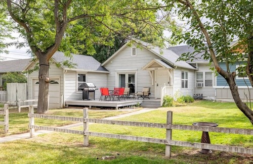 Cody Cottage | 11th Street Cottage- Private deck just blocks from downtown Cody, WY