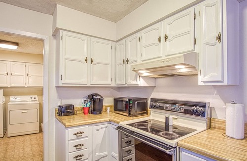 Hot Springs Village House | 12 Estella Circle - Comfortably furnished two bedroom one level vacation home