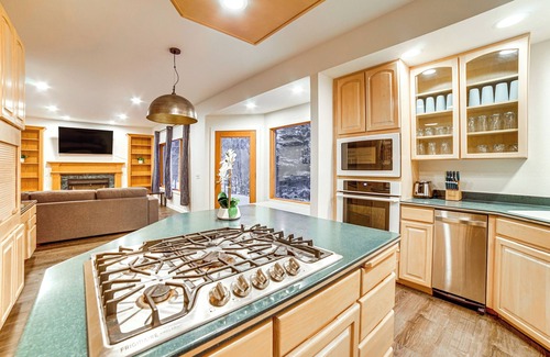 Mid-Hillside House | 12 Mi to Dtwn Anchorage: Forested Apt w/Fire Pit!