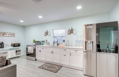 Bearss Plaza House | 12 Mi to Dtwn Tampa: Vibrant Home w/Outdoor Space