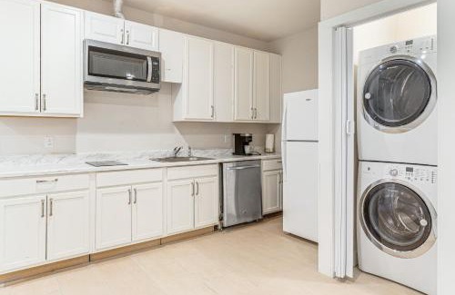 Aurora Apartment | 12 Mi to Hospitals Modern Apartment in Aurora!