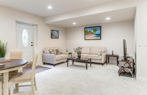 Aurora Apartment | 12 Mi to Hospitals Modern Apartment in Aurora!