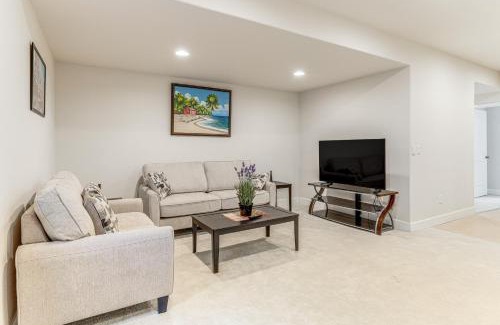 Aurora Apartment | 12 Mi to Hospitals Modern Apartment in Aurora!