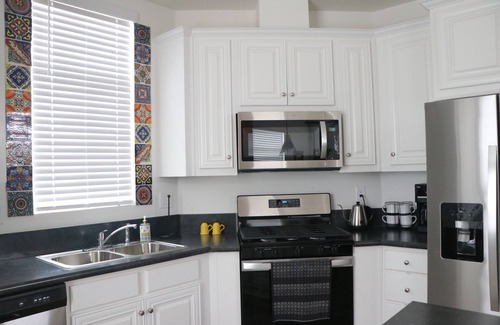 Norwalk House | 12 miles to Disneyland Steps to Sports Park Central location to Beaches & City