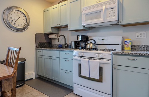 Vineyard Haven House | 12 mins from Beach - Immaculate Intimate Retreat!