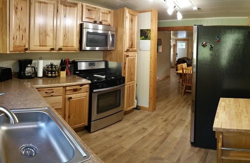 Martin City House | 12 Minute Drive to Glacier National Park~ The Bear Den At Lazy Bear Lodging