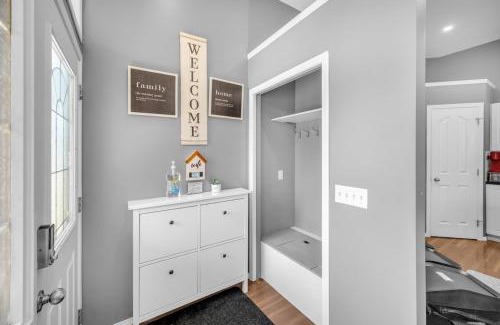 Calgary House | 12 Spacious Home W Ac, Crib, Garage, By Airport