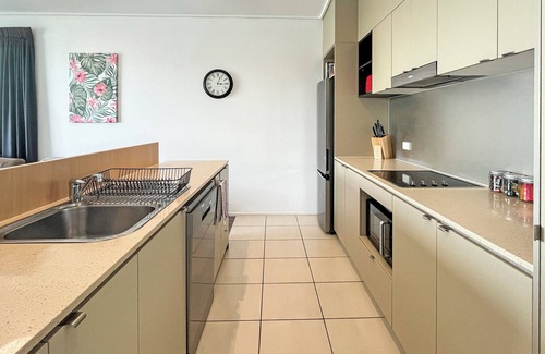 Cairns Apartment | '12' Top Floor Esplanade Apartment ~ 2BR 2Bth Pool Gym Wifi