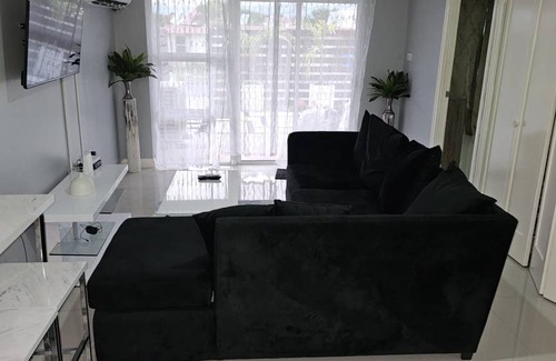 Portmore Apartment | 120 m² Apartment ∙ 3 bedrooms ∙ 6 guests
