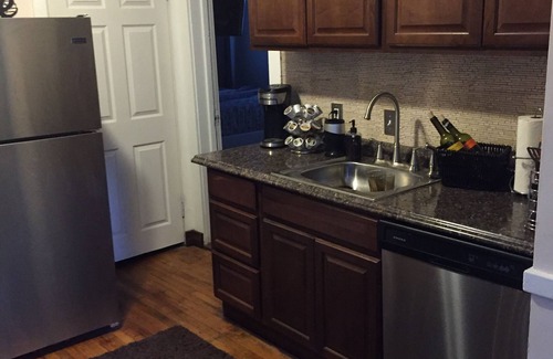 Lansing House | 1200 sq ft! 5 min to MSU, Downtown & Sparrow hospital! Revovated 2 bdrm! 3 tv’s