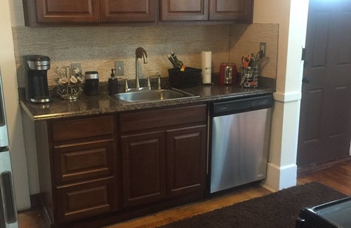 Lansing House | 1200 sq ft! 5 min to MSU, Downtown & Sparrow hospital! Revovated 2 bdrm! 3 tv’s