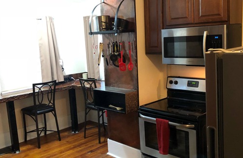 Lansing House | 1200 sq ft! 5 min to MSU, Downtown & Sparrow hospital! Revovated 2 bdrm! 3 tv’s