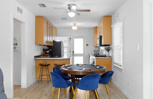 Historic Hyde Park North Apartment | 1209.1 Gunby - The Hyde Out