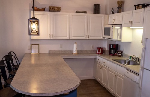 Delavan Lake Condo | 121- Cheerful & Sunny 2 Bedroom Lake View Condo w/Patio