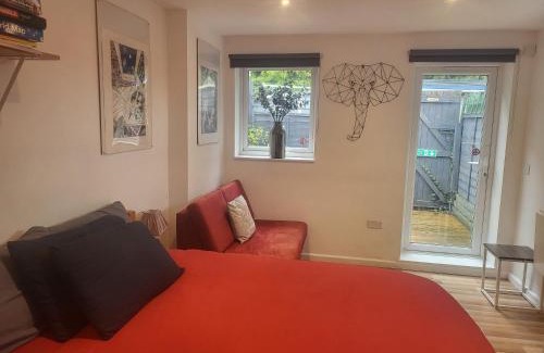 Bishop's Stortford Apartment | 121 Studio - Central Studio Apartment, Terrace & Full Kitchen - Airport & Train Shuttle