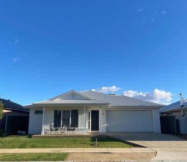 Yarrawonga House | 124 m² House ∙ 4 bedrooms ∙ 10 guests